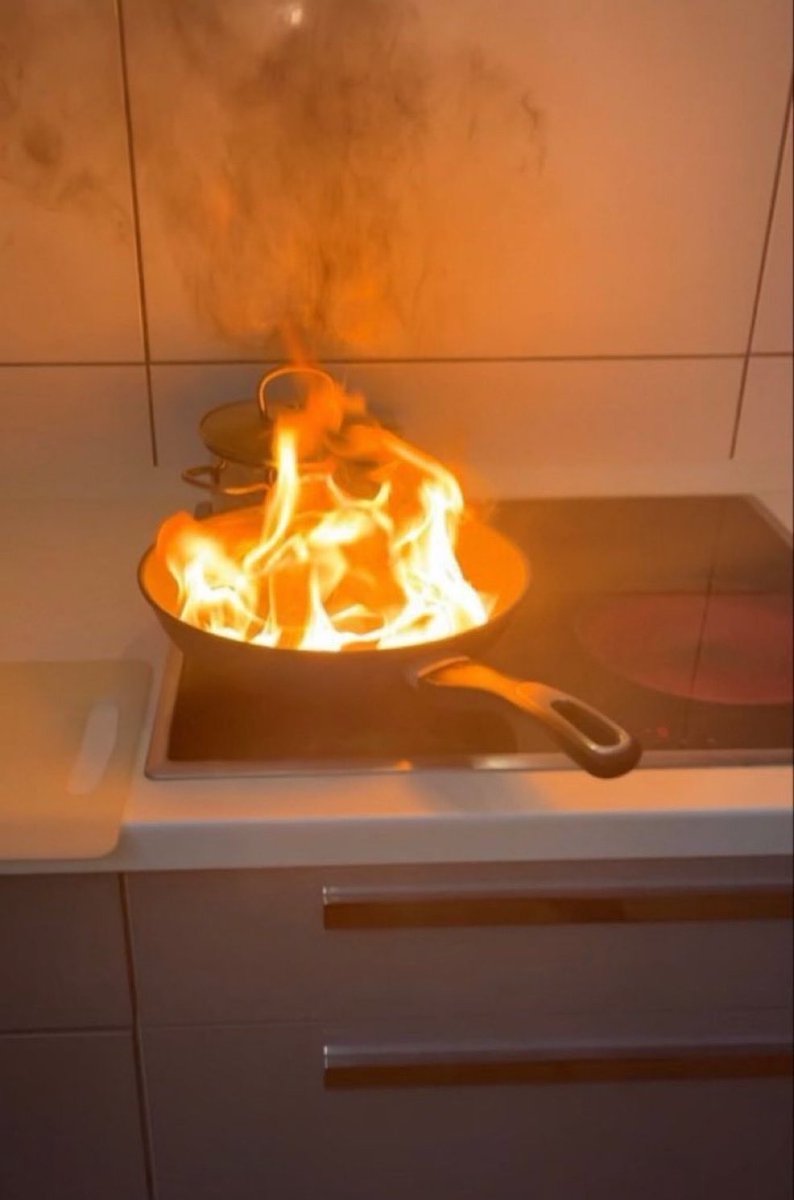 herr knax (satire) tweet media