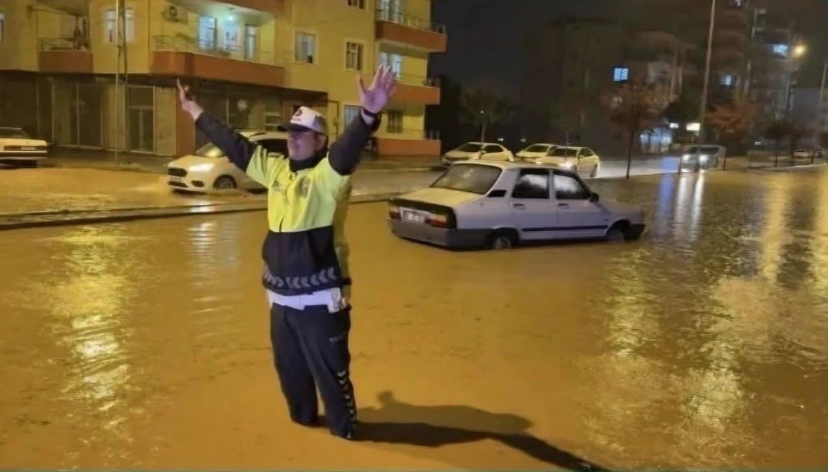 Adıyaman’da bir trafik polisi kardeşimiz, oluşabilecek bir kazayı önlemek için suya giriyor. Evine helal ekmek götürenlere selam olsun. <a href="/mustafaciftcitr/">Mustafa ÇİFTÇİ</a> <a href="/mahmutdemirttas/">Mahmut Demirtaş</a> <a href="/adiyamangovtr/">Adıyaman Valiliği</a> <a href="/AdiyamanEmniyet/">Adıyaman Emniyet Müdürlüğü</a>