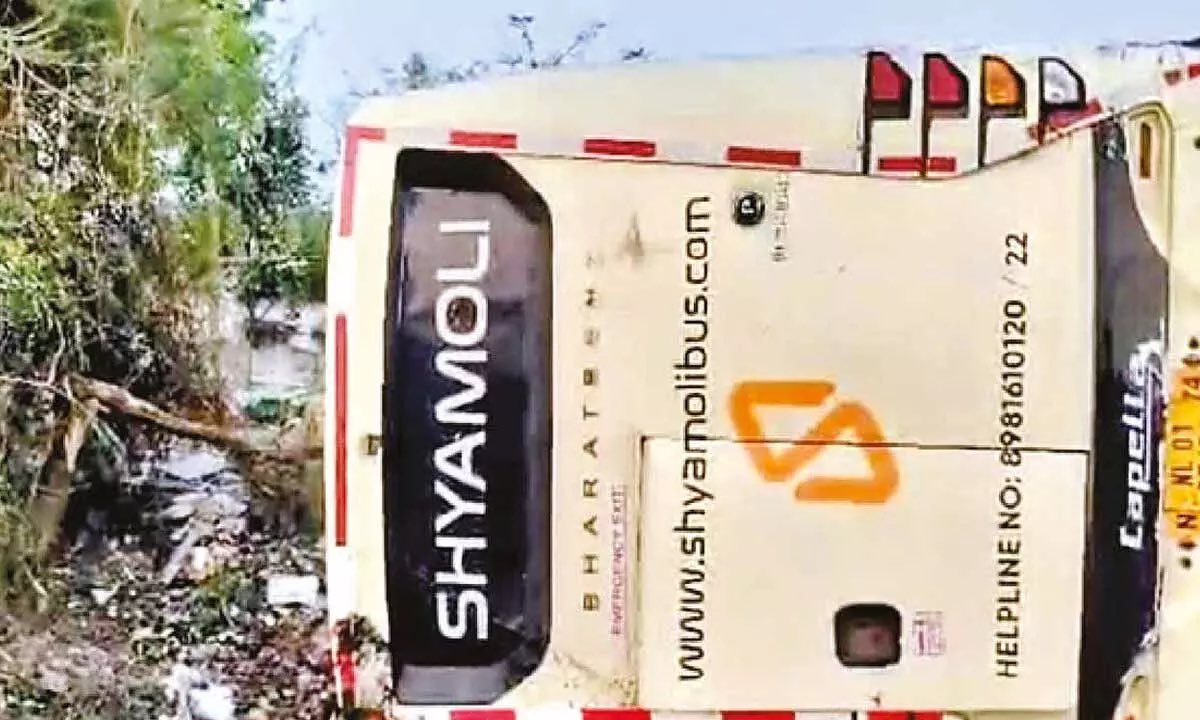 Er_Bichitra's tweet image. A travel bus overturns hits a canal.
The bus was travelling to Bhubaneswar from Chennai via the Nakkapalli Highway.

canal on the Nakkapalli National Highway in Anakapalli district.
#Bus #Accident #NakkapalliGovernmentHospital
#Sunday