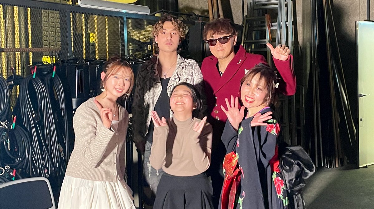 otono115's tweet photo. 音ノ市優勝者ゲスト歌唱として松本実結さんには『緑黄色社会/Mela』と『いきものがかり/YELL』を歌唱して頂きました。
ありがとうございました。
(ステージ袖でゲストステージを見守る歴代優勝者達🥇)常にニコニコして楽しそう��石田十和子ちゃんを囲む会が結成されてました https://t.co/PNidQTqjP5