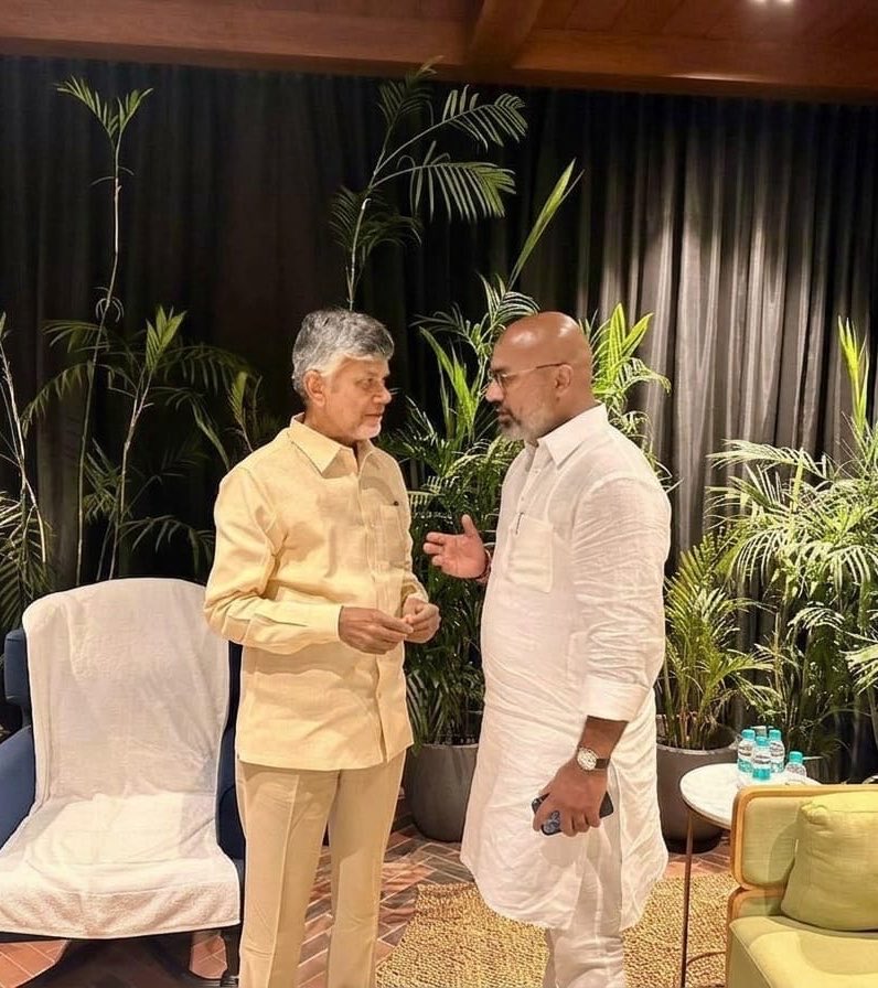 1990లలోనే స్పష్టమైన విజన్ తో, రాష్ట్రంలో ఇంజనీరింగ్ సీట్లను ప్రణాళికాబద్ధంగా విస్తరించి, యువతకు విస్తృత అవకాశాలు కల్పిస్తూ, తెలుగు &amp; తెలంగాణ యువతను ప్రపంచ ఐటీ రంగానికి తీసుకెళ్లిన నాయకుడు, హైదరాబాద్‌ను గ్లోబల్ IT హబ్‌గా తీర్చిదిద్దుతూ HITEC City వంటి ప్రాజెక్టులతో అంతర్జాతీయ