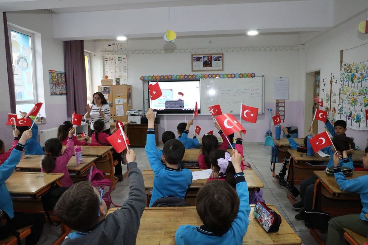 Tunceli_MEM's tweet photo. 🇹🇷Birlik ve Beraberlik İçerisinde Yeni Haftaya Başladık

Hepimizi derinden üzen elim hadiselerin ardından okullarımız, yeni haftaya birlik ve beraberlik duyguları içerisinde başladı. İl Müdürümüz Sayın Bahameddin Karaköse, Hoca Ahmet Yesevi İlkokulunda düzenlenen bayrak törenine katılarak öğretmen ve öğrencilerimizle bir araya geldi. 

Tören öncesinde, son günlerde yaşanan olaylarda hayatını kaybeden öğretmen ve öğrencilerimizin aziz hatıraları için saygı duruşunda bulunuldu. Ay-yıldızlı bayraklarımızın gölgesinde bir araya gelen eğitim ailemiz, birlik ve beraberlik içinde yeni haftaya güçlü bir başlangıç yaptı. 

İl Müdürümüz Sayın Bahameddin Karaköse, eğitim ailesi olarak en büyük sorumluluğun çocuklarımızın güvenliğini sağlamak ve onların huzur içinde eğitim almalarını temin etmek olduğunu vurguladı. Evlatlarımızın gözlerindeki umudu korumanın ve onları millî ve manevi değerlerle geleceğe hazırlamanın öncelikleri olduğunu ifade etti. Öğretmenlerimizin özverili çalışmalarının ülkemizin yarınlarını inşa ettiğini belirtti. 

Yaşanan elim hadiselerde hayatını kaybeden öğretmen ve öğrencilerimize bir kez daha Allah’tan rahmet, yakınlarına sabır; olaylardan etkilenen tüm ailelerimize ve çocuklarımıza geçmiş olsun dileklerimizi iletiyoruz. 

Yeni haftanın, sağlık, huzur ve umutla geçmesini diliyor, tüm eğitim camiamıza iyi haftalar temenni ediyoruz.

@tcmeb @Yusuf__Tekin @sefikaygol @BahameddinK