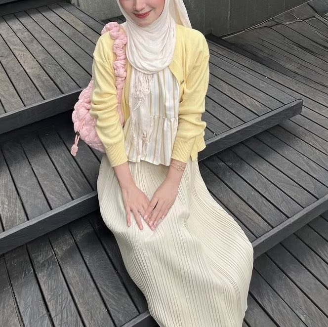 camyeela's tweet photo. cheerful yellow tops

a thread https://t.co/ILjY5CUcQU