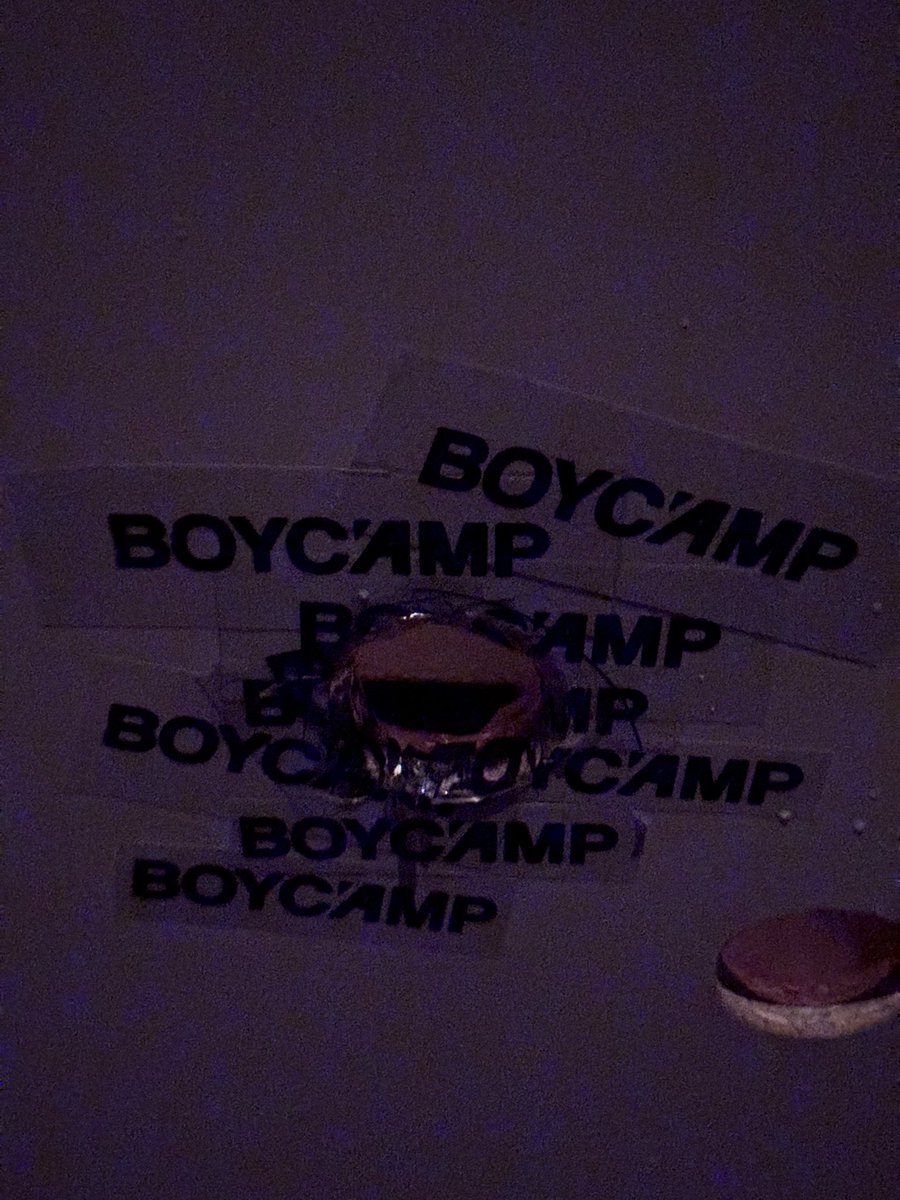 รีวิว boycamp สั้นๆ bar กึ่งบุฟเฟ่นานาชาติ แบบกินมูมมาม คนส่วนใหญ่ไม่หวงตัว เล่นกันโหด ดุเดือด ร้านมีที่ฝากของ มีห้องอาบน้ำให้ โปรดรักษาความสะอาด และมารยาทด้วย เพื่อคงคุณภาพของคอมมูกันต่อไป