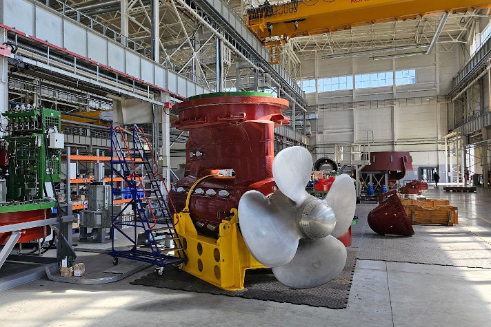 Railotech's tweet image. Russia has completed factory acceptance testing of the domestic substitutes for ABB Azipod ICE 1400 type azimuthing propulsion units.

The 2,000-kilowatt units will be installed on the first Project 22740M shallow-draught #icebreaker.

sudostroenie.info/novosti/47377.…