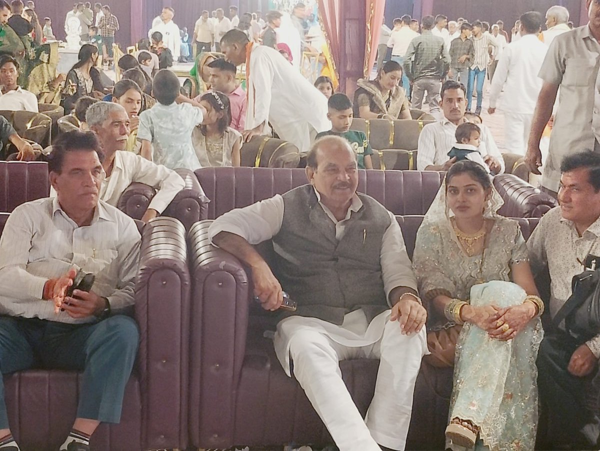 idpyadav's tweet photo. बिल्सी में एक शादी समारोह में उपस्थित हुआ जहां तमाम नए पुराने लोगों से मुलाकात हुई |
.
.
#dpyadav https://t.co/xck7StbZ4v