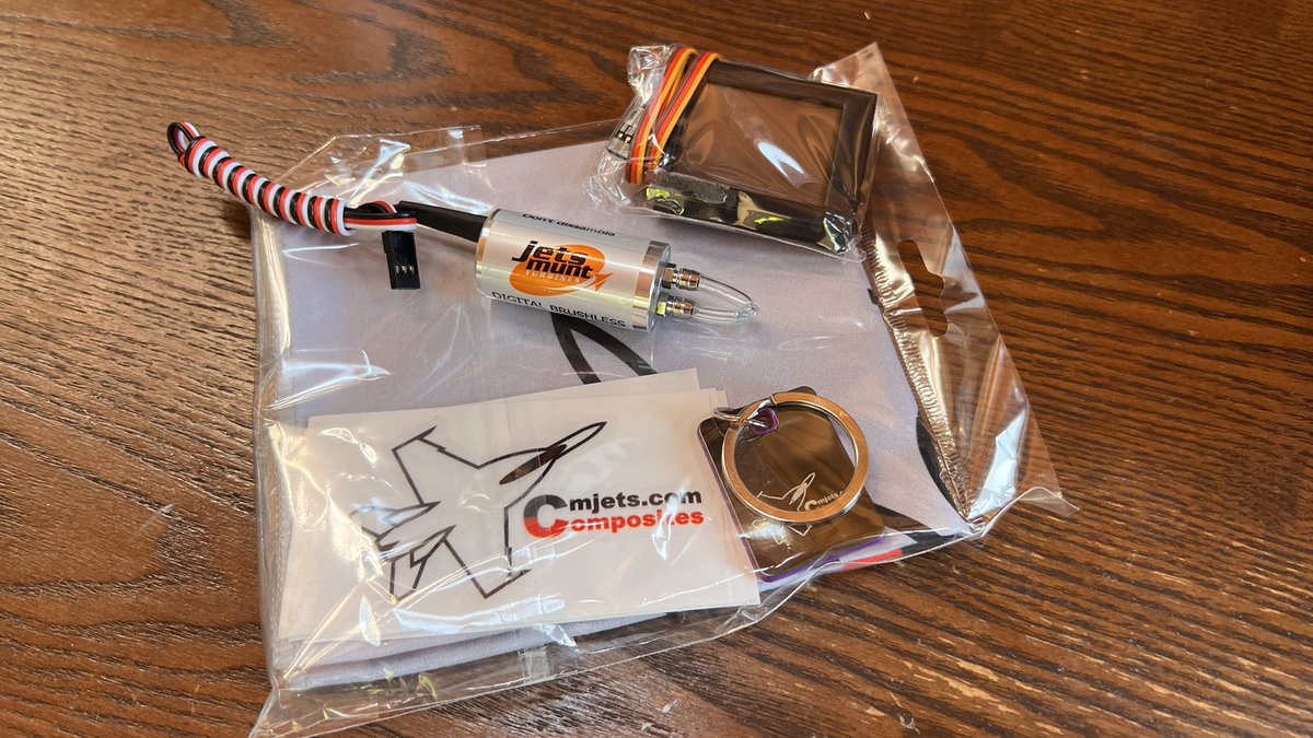 helihiro's tweet photo. スペインから5日で到着した燃料ポンプとGSU。初のJetmuntタービン！
ECUが内蔵されているためコンパクト。
今週のスケールの集いに向けて、2機目のホークに搭載予定ですが、まだメカ積み込み途中…。
果たして間に合うだろうか…😅 https://t.co/UssKEJt7LA