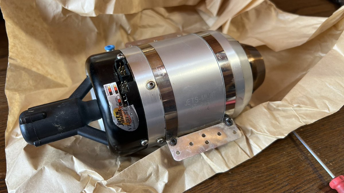 helihiro's tweet photo. スペインから5日で到着した燃料ポンプとGSU。初のJetmuntタービン！
ECUが内蔵されているためコンパクト。
今週のスケールの集いに向けて、2機目のホークに搭載予定ですが、まだメカ積み込み途中…。
果たして間に合うだろうか…😅 https://t.co/UssKEJt7LA