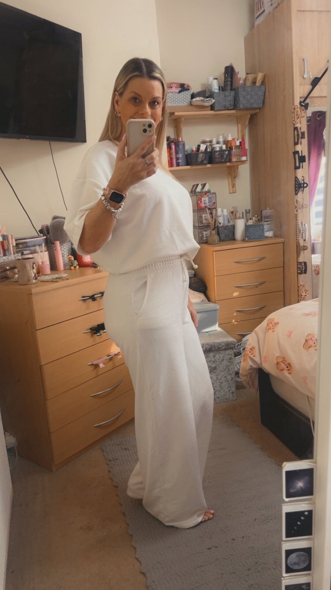 Wendj1972's tweet image. Good morning, happy Monday, hope you’re all ready for the week ahead.  Have the best day. Sending much love as always 🥰❤️🥰