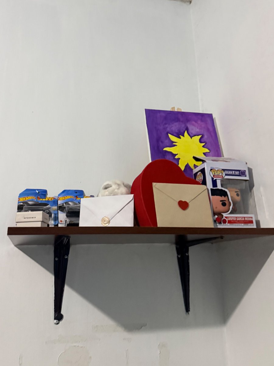 ssarahsc's tweet photo. Decoré el cuarto de mi novio y encontré el espacio donde tiene todo lo que le he dado 😭❤️ https://t.co/0HB7GufyII