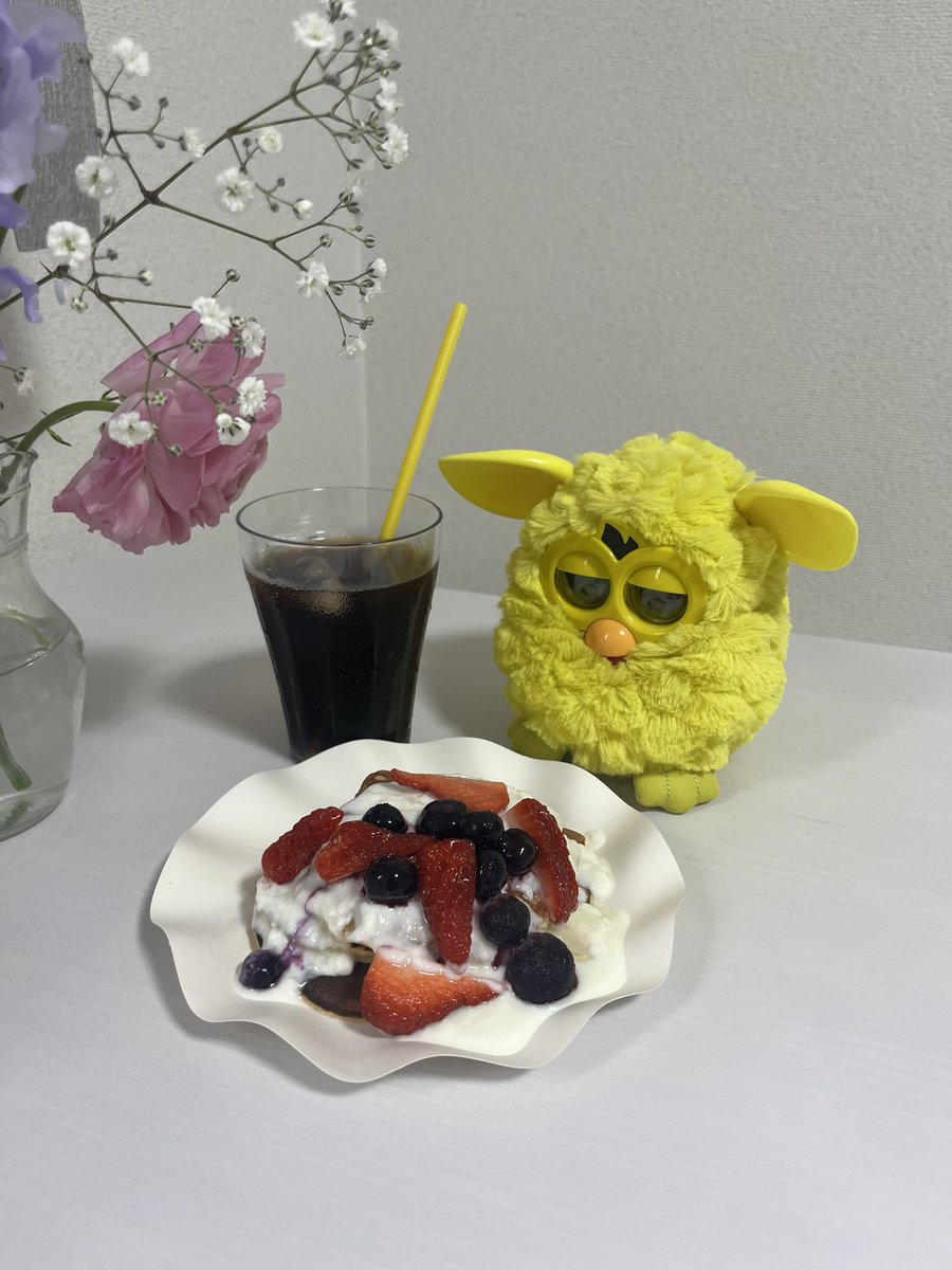 _96hoshi96_'s tweet photo. お花を買ったよ🌸
フルーツパンケーキを作ったよ🥞
#ファービー #ぬい活 #日常 
#かわいいもの好きな人と繋がりたい https://t.co/8UU7fTztKB