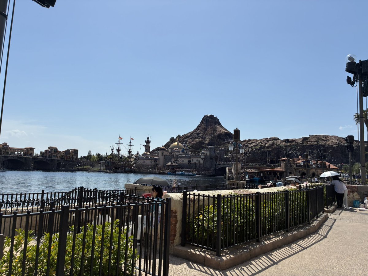 会社のイベントでディズニーシーへ🌊
ソアリン初めて乗った！これがソアリンかあ〜〜〜！！！すげーーーー！！

日ナレ通ってた時の先生が確か「役者はディズニーを見習え！！あんなに人をワクワクさせられるんだぞ！！」って言っててほんとそれな〜〜〜！！って感じ！！夢の世界〜〜🌏✨