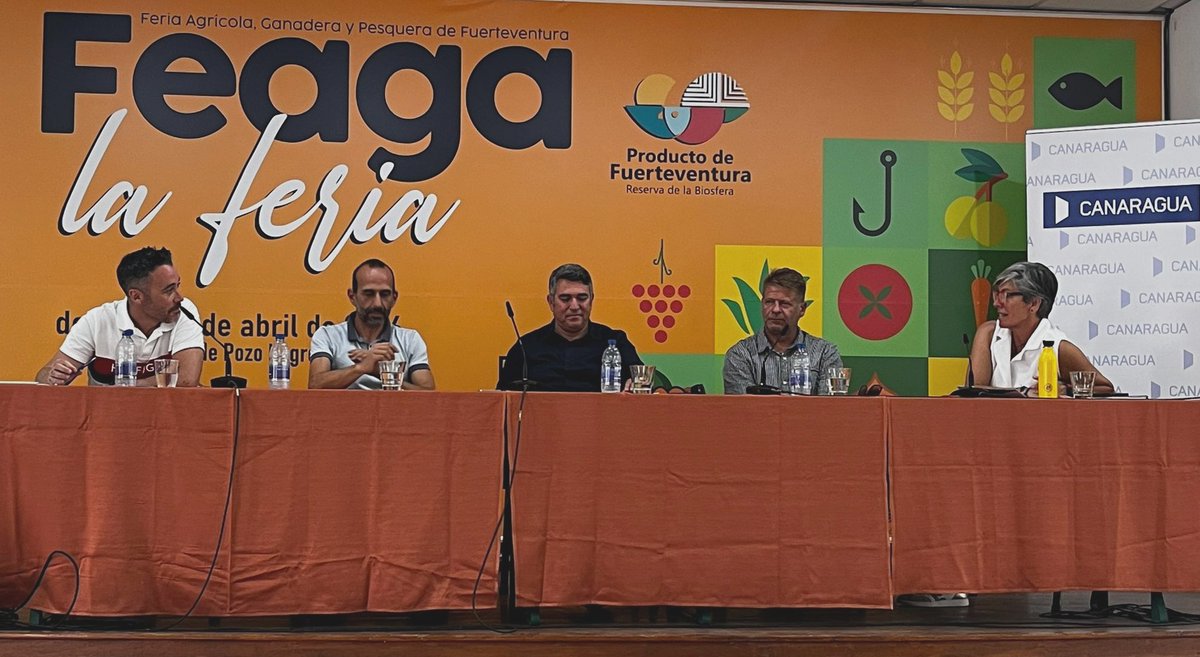 Canaragua's tweet photo. Ayer vivimos una fantástica Jornada en la Ferial de #FEAGA 🙌
Nuestra Mesa "El #agua como eje del futuro #Sostenible de #Fuerteventura" 👥 despertó gran interés entre los numerosos asistentes 🤗
🎙️ #Agricultura #Turismo #MedioAmbiente 🌿
@fcuyas @wind_naty @CabildoFTV https://t.co/2loFHm3Yzx