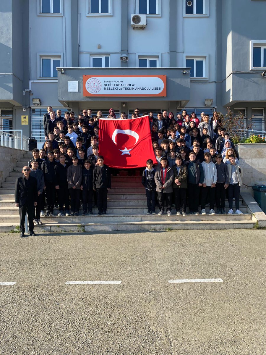 ebs_samsun_1's tweet photo. “Biz öyle biliriz ki yaşamak,
berrak bir gökte çocuklar aşkına savaşmaktır”

Bugün çocuklarımıza, okullarımıza ve mesleğimize sahip çıkmak için ay yıldızlı bayraklarla okullarımızdayız.

#ÖğretmenBayraktır https://t.co/3bfUEwplE5
