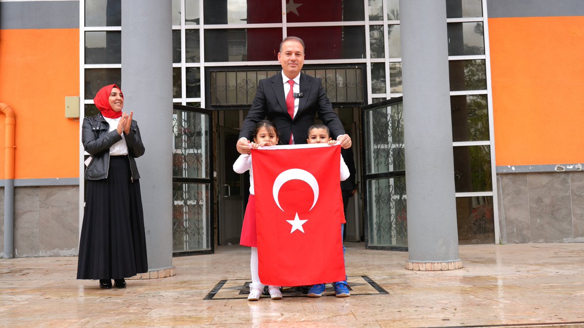 adiyamanmem's tweet photo. 🇹🇷 Al Bayrağın Gölgesinde Tek Yürek

23 Nisan haftasına “Al Bayrak” ruhuyla başladık.

İlimiz genelinde öğrencilerimiz, haftanın ilk gününde ellerinde ay-yıldızlı bayraklarımızla okullarına gelerek güçlü bir birlik tablosu ortaya koydu.

Okullarımız bugün; sadece eğitim yuvaları değil, umudun yeniden filizlendiği, birlik ve beraberliğin güç kazandığı anlamlı buluşma noktaları oldu.

İl Millî Eğitim Müdürümüz Sayın Ali Tosun, Borsa İstanbul İlkokulu’nda düzenlenen bayrak törenine katılarak bu anlamlı güne eşlik etti. Program; dualar ve Fatiha-i Şerif ile başladı, ardından İstiklâl Marşımız hep bir ağızdan okundu.

Programın devamında öğretmenlerimizle bir araya gelen İl Millî Eğitim Müdürümüz, Maarif ailemize başsağlığı dileklerini iletti; ardından sınıfları ziyaret ederek öğrencilerimizle buluştu.

🇹🇷 Bugün okul bahçelerinde yükselen her bayrak, birliğimizin, beraberliğimizin ve yarınlara olan inancımızın en güçlü ifadesi oldu.

🙏 Çağrımıza kulak vererek okullarını adeta birer bayrak bahçesine dönüştüren tüm öğrencilerimize, velilerimize ve kıymetli meslektaşlarımıza teşekkür ederiz.

#EgitimleTekYürek

#AlBayrak #23Nisan #TekYürek #MilliBirlik #Maarif 🇹🇷