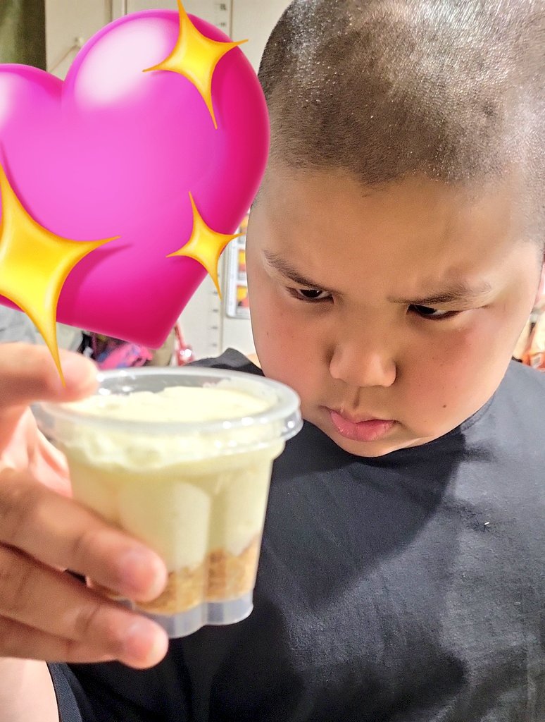 簡単なレアチーズケーキですw
息子さんは食べないのでこの表情なだけで、変なものではございませんww
 #ビスケット生地厚めが好き♥️