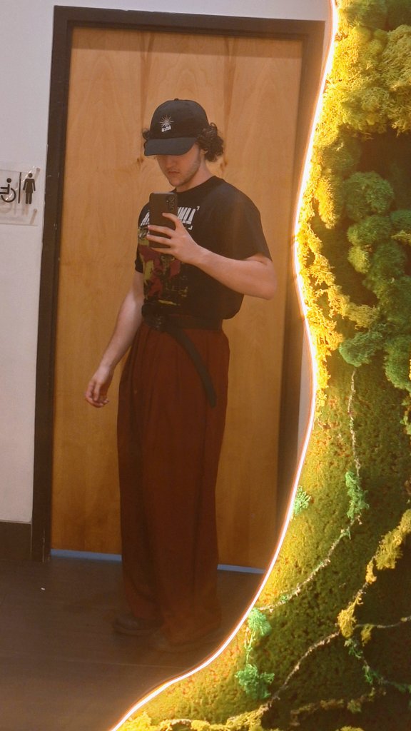 YaBoiElectric's tweet photo. Maybe im gassing the pants up too hard but goddamn does it make my shit look snatched https://t.co/gLIpk29enT