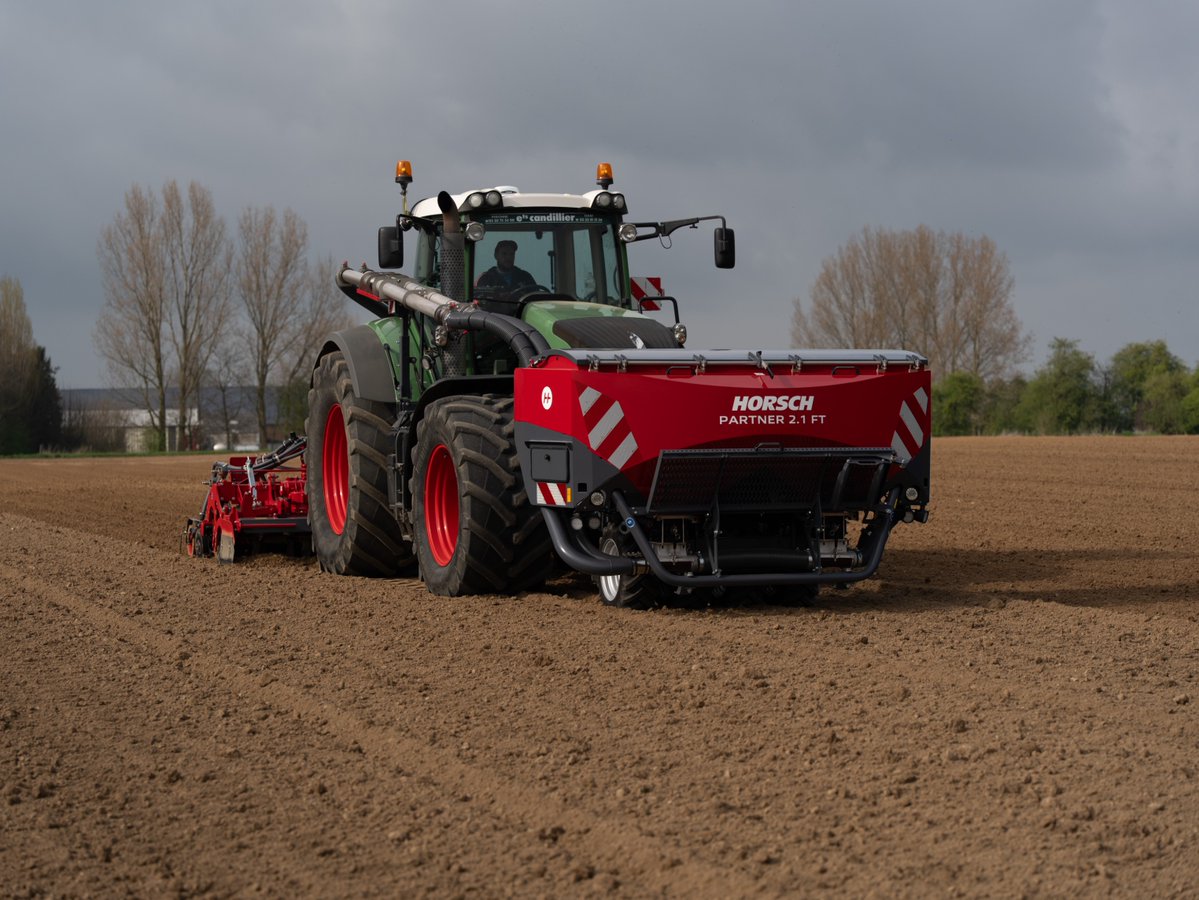 HORSCH_France's tweet image. #lindeprintemps 🌱 #combiné #horschversa seme en terres limoneuses Nord #godefroyequipement
variété Firanza #dosée à 115 kg/ha
trémie frontale Partner 2.1 FT packer 700 mm rétractable hydrauliquement #visibilite et #confort accru sur route
#preparation #rotative #semis #turbodisc