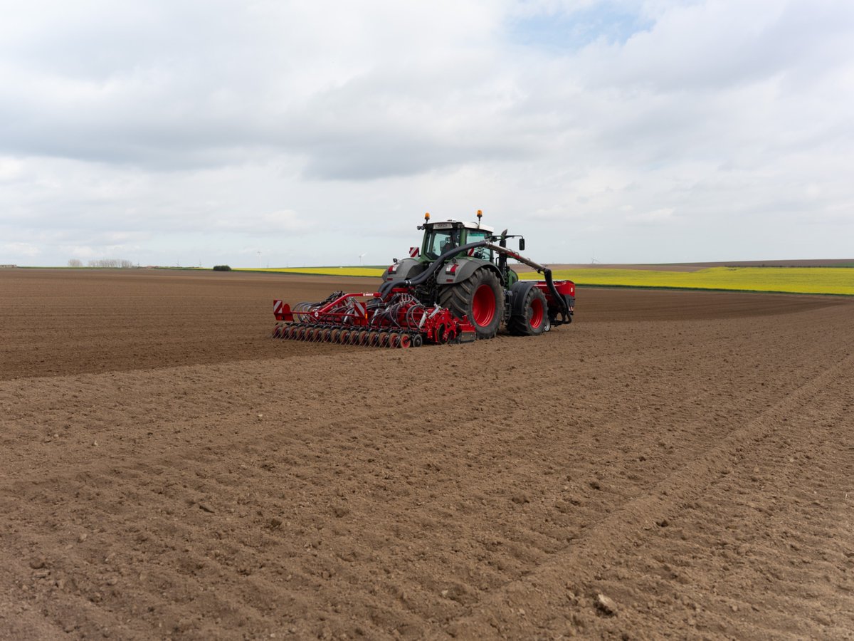 HORSCH_France's tweet image. #lindeprintemps 🌱 #combiné #horschversa seme en terres limoneuses Nord #godefroyequipement
variété Firanza #dosée à 115 kg/ha
trémie frontale Partner 2.1 FT packer 700 mm rétractable hydrauliquement #visibilite et #confort accru sur route
#preparation #rotative #semis #turbodisc