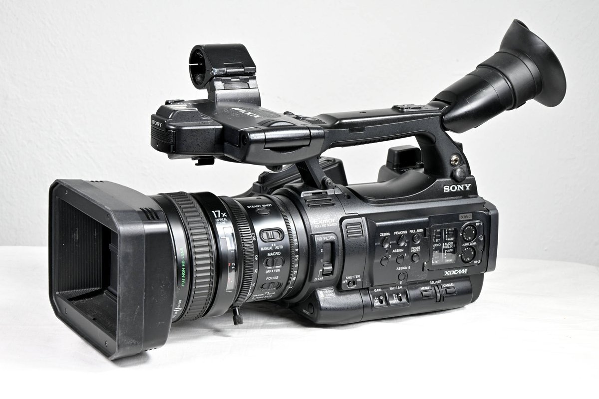 Gearwise_se's tweet image. Sony PXW-X200 Camcorder
Low hours, 64GB SxS card, battery, charger &amp;amp; UV filter.

Visit our website for price, more information and our complete range of premium used audio, lighting, video and staging equipment from the nordics. Worldwide delivery 📦🌍

#GearWise #ProAV #AVTweeps