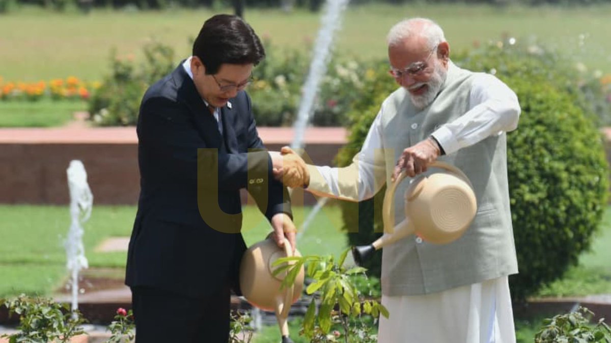 UNI_Photos's tweet photo. In Photos | Prime Minister Narendra Modi and Lee Jae Myung, President of South Korea, plant a sapling at the Hyderabad House premises in Delhi.

📸: Prem Singh / UNI

@PMOIndia | @narendramodi | @IndiainROK | @MEAIndia | #PMModi | #NarendraModi | #SouthKorea | #LeeJaeMyung | #IndiaSouthKorea | #UNI