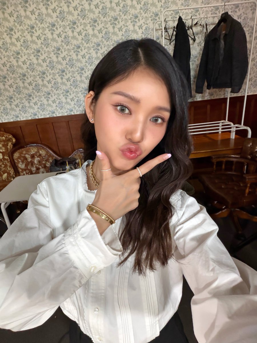 [#OHMYAir] 잠시 후, #미미 가 출연하는 ‘넷플릭스 만학도 지씨’ 5회가 공개됩니다📈✨
주식을 주제로 펼쳐지는 흥미진진한 수업! 미미와 함께 쉽고 재미있게 만나보세요😆💛

#오마이걸 #OHMYGIRL #OMG