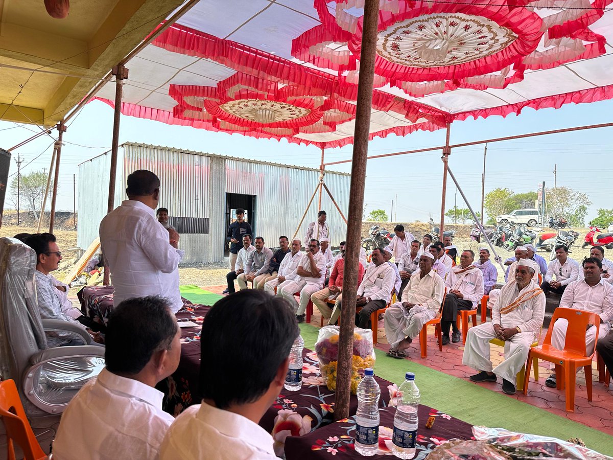 SureshDhasBJP's tweet photo. 📍 नगर रोड, पाटोदा
🗓️ २० एप्रिल २०२६ 

श्री. चंद्रकांत विठ्ठल गिते (बापू), चि. हर्षल चंद्रकांत गिते आणि चि. निखिल चंद्रकांत गिते यांनी गीते परिवाराच्या वतीने सुरू केलेल्या हॉटेल संगम लॉजिंग (व्हेज-नॉनव्हेज) या नव्या व्यवसायाचे उद्घाटन केले.

या नव्या उपक्रमाबद्दल गिते परिवाराचे मनःपूर्वक अभिनंदन व हार्दिक शुभेच्छा व्यक्त केल्या. ग्रामीण भागात अशा व्यवसायांमुळे रोजगारनिर्मिती होऊन स्थानिक अर्थव्यवस्थेला चालना मिळते, ही आनंदाची बाब आहे.

याप्रसंगी माजी जि. प. अध्यक्ष श्री. आबू शेठ, श्री.भागवत येवले, श्री.बळीराम पोटे, श्री.संतोष नारायणकर, श्री.आनंद जाधव, श्री. केशव रसाळ , श्री.विष्णुपंत घोलप, श्री.भाऊसाहेब भवर, नय्युम पठाण, श्री.रोहिदास गिते, श्री.बालाजी जाधव, डॉ. कवठेकर, श्री.अनिल तनपुरे, श्री.सुभाष पाखरे, डॉ.जाधव, श्री.रवींद्र सर , श्री.बंटी नलावडे यांच्यासह पाटोदा व परिसरातील हॉटेल व्यवसायिक व मान्यवर मोठ्या संख्येने उपस्थित होते.

#हॉटेल_संगम #उद्घाटन #नवीन_व्यवसाय 
#BusinessOpening #Congratulations #अभिनंदन 
#SureshDhas