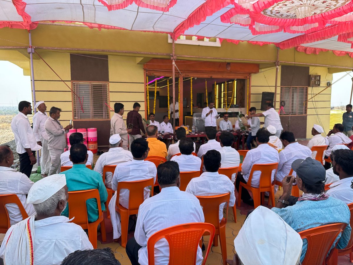 SureshDhasBJP's tweet photo. 📍 नगर रोड, पाटोदा
🗓️ २० एप्रिल २०२६ 

श्री. चंद्रकांत विठ्ठल गिते (बापू), चि. हर्षल चंद्रकांत गिते आणि चि. निखिल चंद्रकांत गिते यांनी गीते परिवाराच्या वतीने सुरू केलेल्या हॉटेल संगम लॉजिंग (व्हेज-नॉनव्हेज) या नव्या व्यवसायाचे उद्घाटन केले.

या नव्या उपक्रमाबद्दल गिते परिवाराचे मनःपूर्वक अभिनंदन व हार्दिक शुभेच्छा व्यक्त केल्या. ग्रामीण भागात अशा व्यवसायांमुळे रोजगारनिर्मिती होऊन स्थानिक अर्थव्यवस्थेला चालना मिळते, ही आनंदाची बाब आहे.

याप्रसंगी माजी जि. प. अध्यक्ष श्री. आबू शेठ, श्री.भागवत येवले, श्री.बळीराम पोटे, श्री.संतोष नारायणकर, श्री.आनंद जाधव, श्री. केशव रसाळ , श्री.विष्णुपंत घोलप, श्री.भाऊसाहेब भवर, नय्युम पठाण, श्री.रोहिदास गिते, श्री.बालाजी जाधव, डॉ. कवठेकर, श्री.अनिल तनपुरे, श्री.सुभाष पाखरे, डॉ.जाधव, श्री.रवींद्र सर , श्री.बंटी नलावडे यांच्यासह पाटोदा व परिसरातील हॉटेल व्यवसायिक व मान्यवर मोठ्या संख्येने उपस्थित होते.

#हॉटेल_संगम #उद्घाटन #नवीन_व्यवसाय 
#BusinessOpening #Congratulations #अभिनंदन 
#SureshDhas