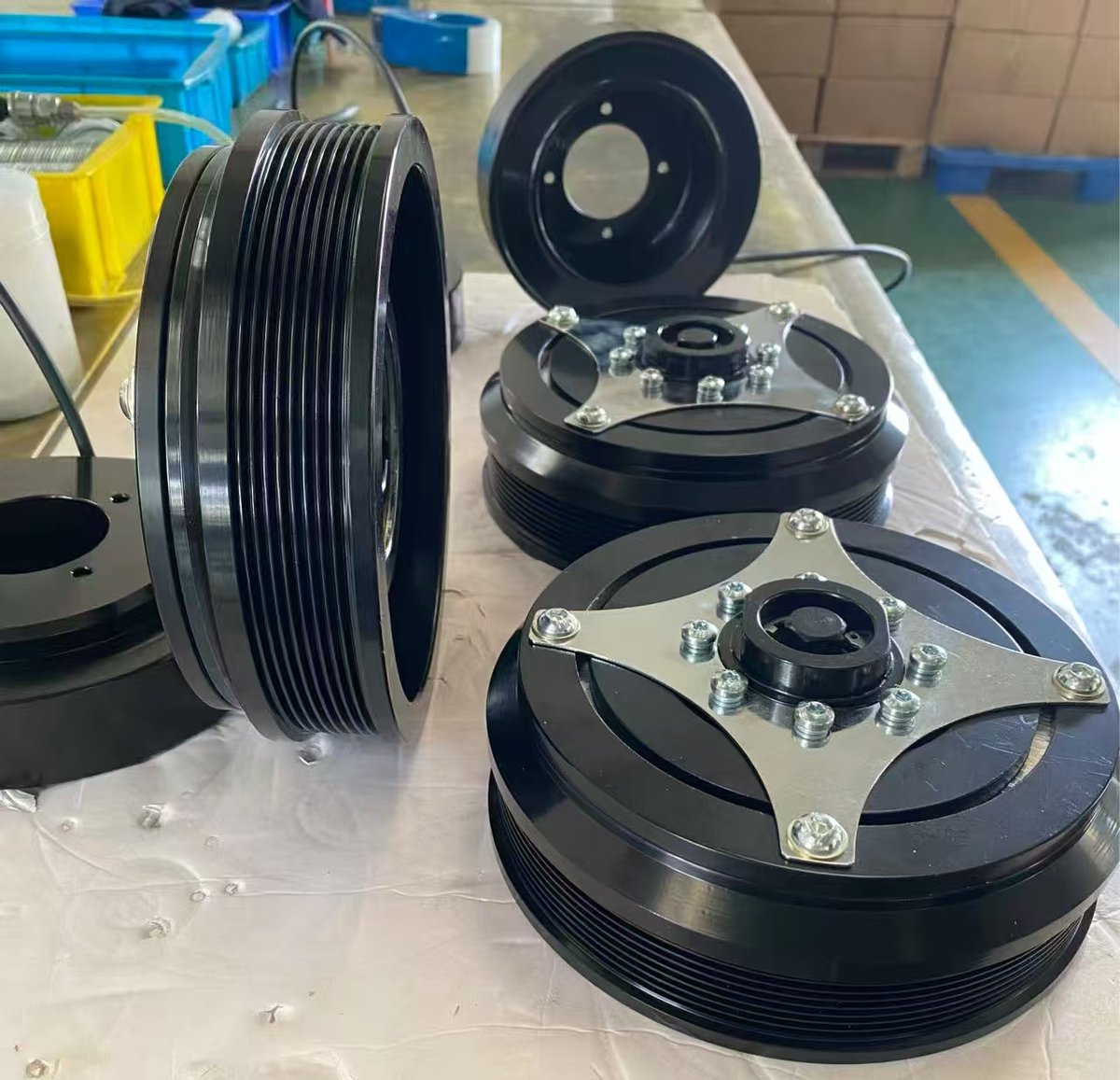 Bus AC Magnetic Clutch for Mando Compressors. JJQY Bus AC Magnetic Clutches Manufacturing since 2002. Sean/+86 18770921185 / sean@qiyuanautoparts.com qiyuanautoparts.com