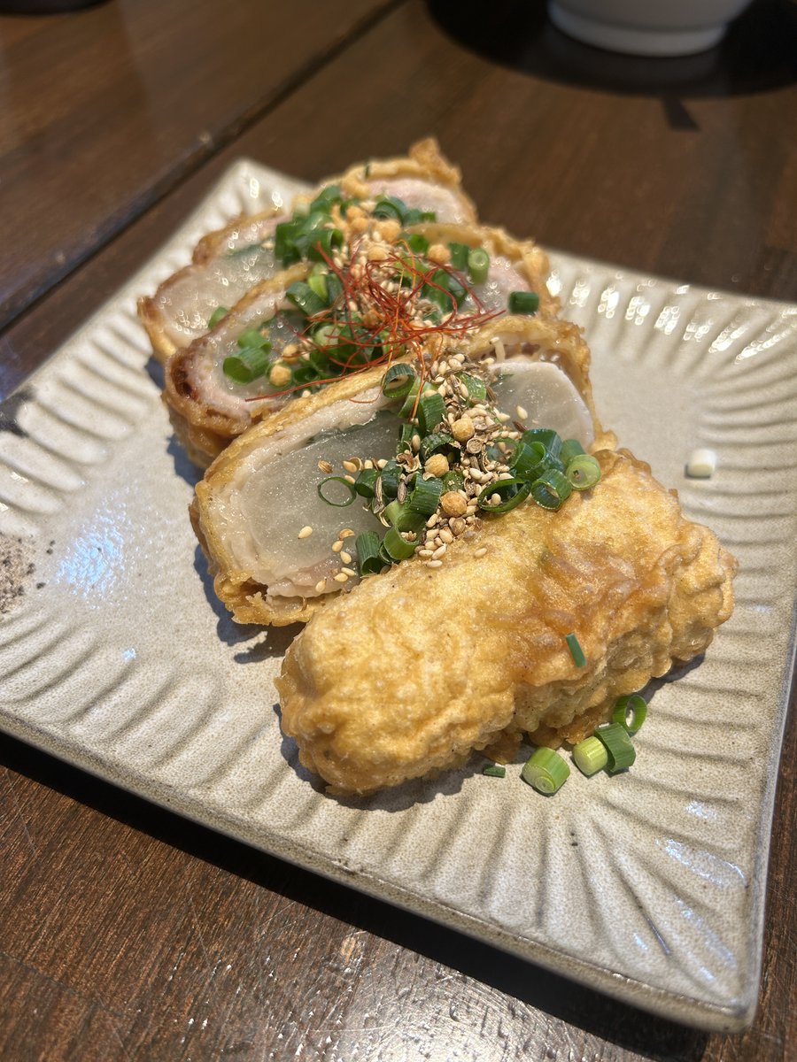 Forking_jp's tweet photo. 大きなゴボウが特徴的な野菜がたっぷりのスープカレー。
今回注文したのは「ゴロゴロラムのカリー」
こんなにも？と言うくらいたっぷりラムが入っていて柔らかジューシー。
野菜もたっぷりと入っているので大満足の1杯！
トッピングには大地のザンギ。
しみしみの大根に豚を巻いてカラッと揚げた一品。
お腹に余裕のある方は必食です🍴

📍店舗情報
SOUL STORE
🏠 札幌市中央区南3条西7丁目3-2 F-DRESS7 BLD 2F
⏰ 11:30~15:00 17:30~20:30
※定休日　不定休

Forking（フォーキング）は “食”特化型求人マッチングアプリです。
詳細は『プロフィール』リンクからチェックしてね👍

#札幌グルメ #札幌カフェ #札幌ランチ #飲食店