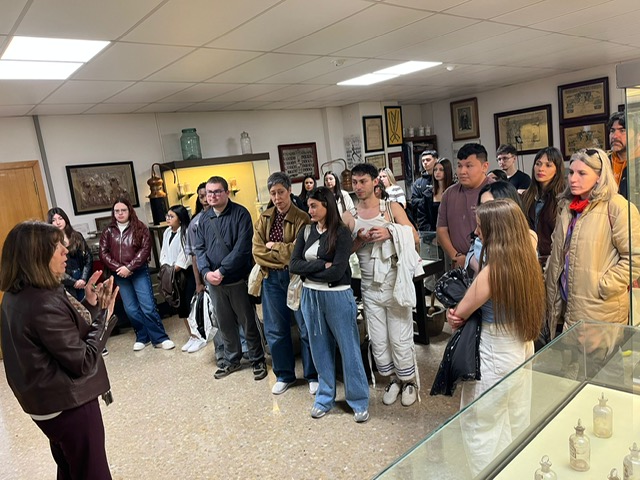 cifplorca's tweet photo. ¡Enriquecedora visita! Alumnos de Farmacia del CIFP Lorca e IES Ramón y Cajal pasan por la Facultad de Farmacia, su museo y el Parque de las Ciencias. Motivación y aprendizaje para encarar con éxito su nueva etapa profesional. 💊🧪🔬 @Educarm @Iesryc @educaciongob @ffarmaciaUGR https://t.co/hKyeWnZ0F7