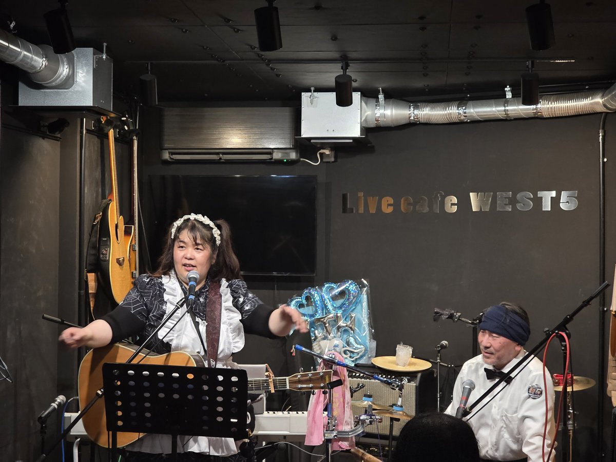 OMT0112's tweet photo. 同日、西院のWEST5さんにて。
まえみーちゃんのBIRTHDAY LIVE!
推し誕~🎂✨
ちょこっとだけ参加出来ました🙏
もうエンタメ素晴らしい演者さんばっかりで!!大好きな人達にもたくさんお会い出来ました!!らーぶ💕
#らいぶれぽっぽ #まえみーwithわたるん♪#純喫茶ルノワールん♪#WEST5 https://t.co/0mSNwQgqky