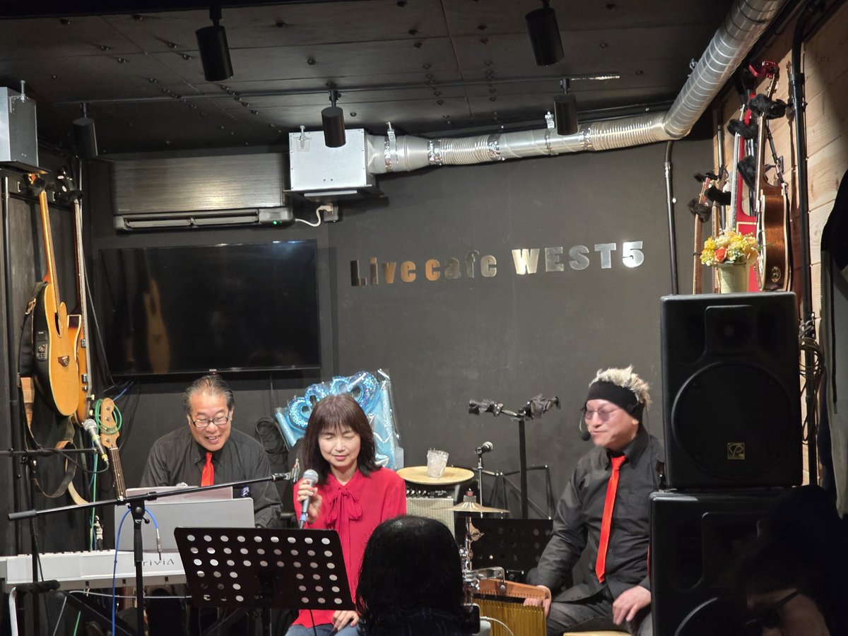 OMT0112's tweet photo. 同日、西院のWEST5さんにて。
まえみーちゃんのBIRTHDAY LIVE!
推し誕~🎂✨
ちょこっとだけ参加出来ました🙏
もうエンタメ素晴らしい演者さんばっかりで!!大好きな人達にもたくさんお会い出来ました!!らーぶ💕
#らいぶれぽっぽ #まえみーwithわたるん♪#純喫茶ルノワールん♪#WEST5 https://t.co/0mSNwQgqky