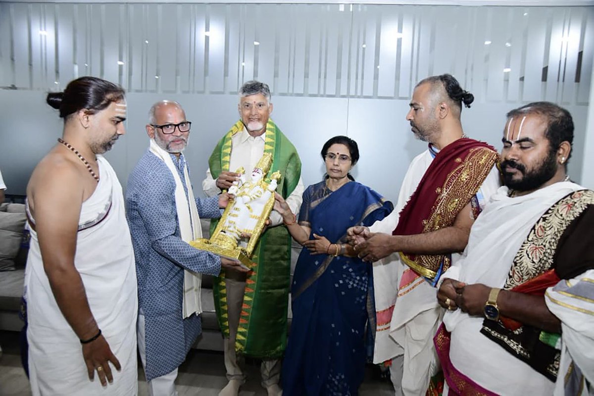 TTDevasthanams's tweet image. On the occasion of the 76th birthday of N. Chandrababu Naidu, TTD extended greetings at Amaravati. Theertham, Prasadam and Srivari portrait were presented, invoking divine blessings through Veda Ashirvachanam.

#ttd #tirumala