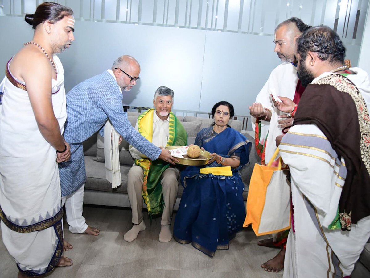TTDevasthanams's tweet image. On the occasion of the 76th birthday of N. Chandrababu Naidu, TTD extended greetings at Amaravati. Theertham, Prasadam and Srivari portrait were presented, invoking divine blessings through Veda Ashirvachanam.

#ttd #tirumala
