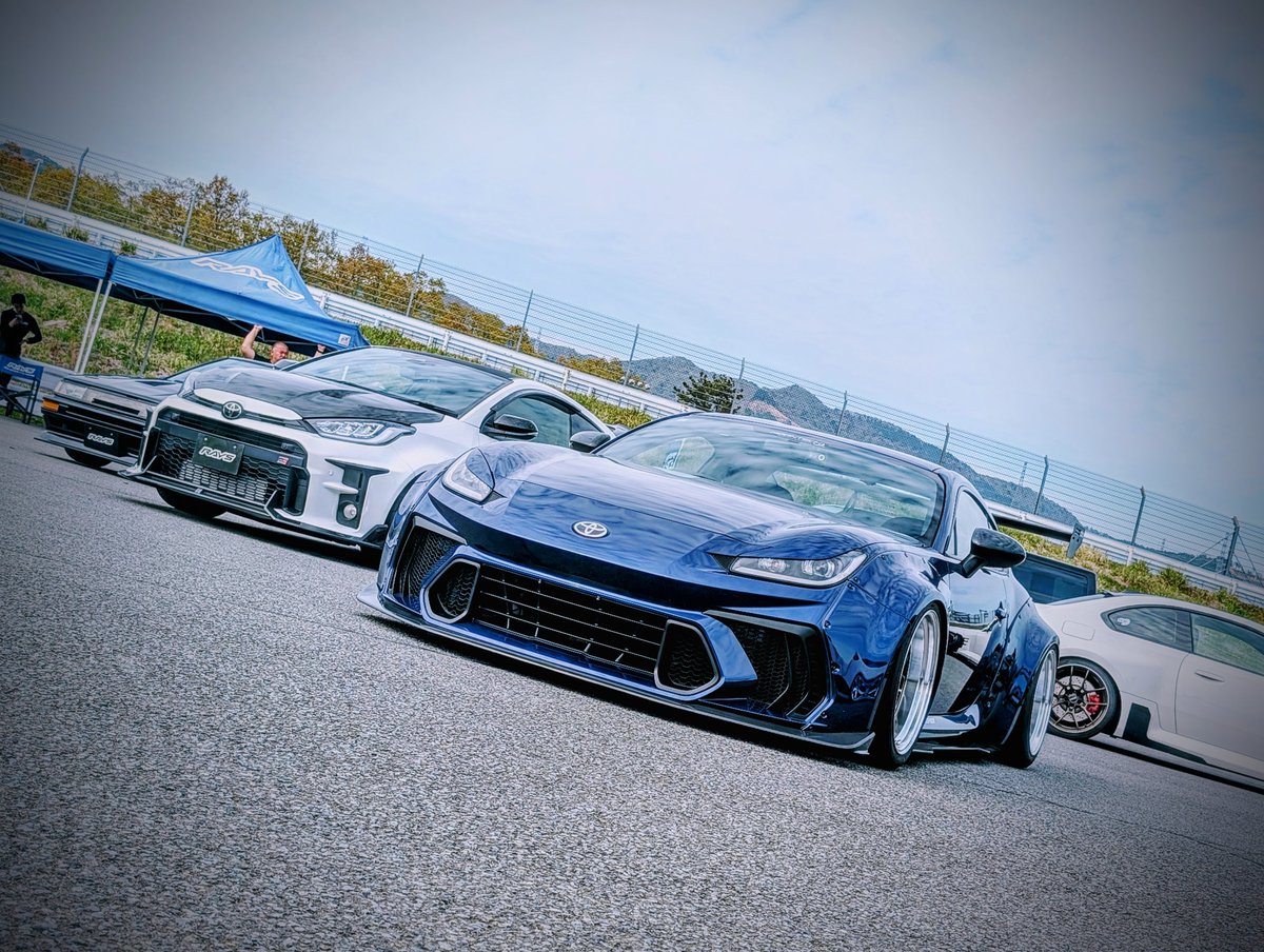 LIBERAL_CORP_'s tweet image. 昨日は富士スピードウェイ開催のモーターファンフェスタとRAYS FAN MEETINGに行ってきました😉

パートナーショップとなったADROさんも車両展示されていたので、ご挨拶と打ち合わせを♪

今週末の秋の大感車祭イベントでもADROパーツかなりお買い得ですのでご用命お待ちしております～

#LIBERAL #adro