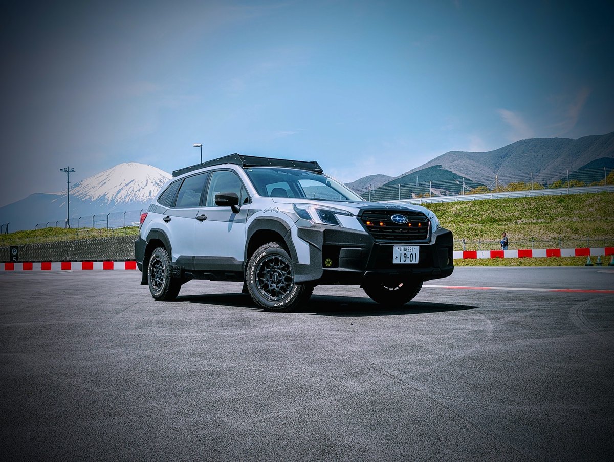 LIBERAL_CORP_'s tweet image. 昨日は富士スピードウェイ開催のモーターファンフェスタとRAYS FAN MEETINGに行ってきました😉

パートナーショップとなったADROさんも車両展示されていたので、ご挨拶と打ち合わせを♪

今週末の秋の大感車祭イベントでもADROパーツかなりお買い得ですのでご用命お待ちしております～

#LIBERAL #adro