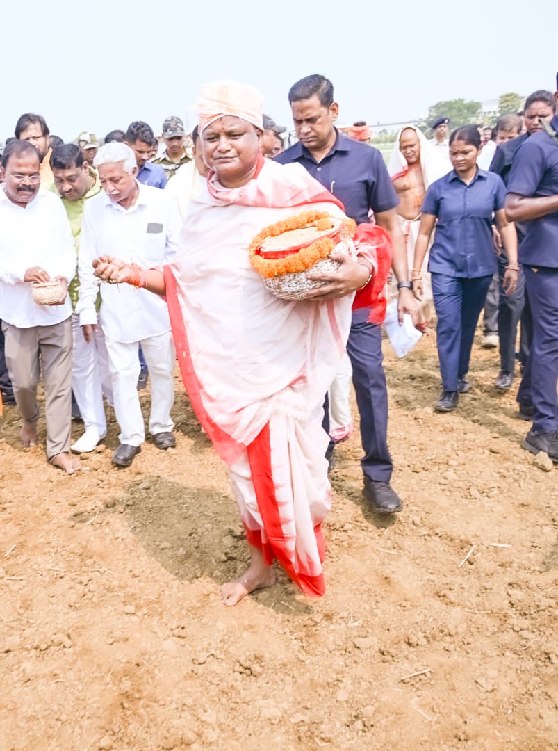 MohanForOdisha's tweet photo. ପବିତ୍ର ଅକ୍ଷୟ ତୃତୀୟା ଅବସରରେ ମାନ୍ୟବର ମୁଖ୍ୟମନ୍ତ୍ରୀ ଶ୍ରୀ @MohanMOdisha କଟକ ସ୍ଥିତ କେନ୍ଦ୍ରୀୟ ଧାନ ଗବେଷଣା କେନ୍ଦ୍ରଠାରେ ପୂଜାର୍ଚ୍ଚନା କରିବା ସହିତ ଅକ୍ଷି ମୁଠି ଅନୁକୂଳ କରିଛନ୍ତି। https://t.co/BiH2GAbmsz