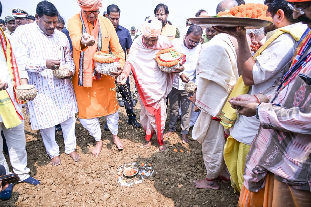 MohanForOdisha's tweet photo. ପବିତ୍ର ଅକ୍ଷୟ ତୃତୀୟା ଅବସରରେ ମାନ୍ୟବର ମୁଖ୍ୟମନ୍ତ୍ରୀ ଶ୍ରୀ @MohanMOdisha କଟକ ସ୍ଥିତ କେନ୍ଦ୍ରୀୟ ଧାନ ଗବେଷଣା କେନ୍ଦ୍ରଠାରେ ପୂଜାର୍ଚ୍ଚନା କରିବା ସହିତ ଅକ୍ଷି ମୁଠି ଅନୁକୂଳ କରିଛନ୍ତି। https://t.co/BiH2GAbmsz