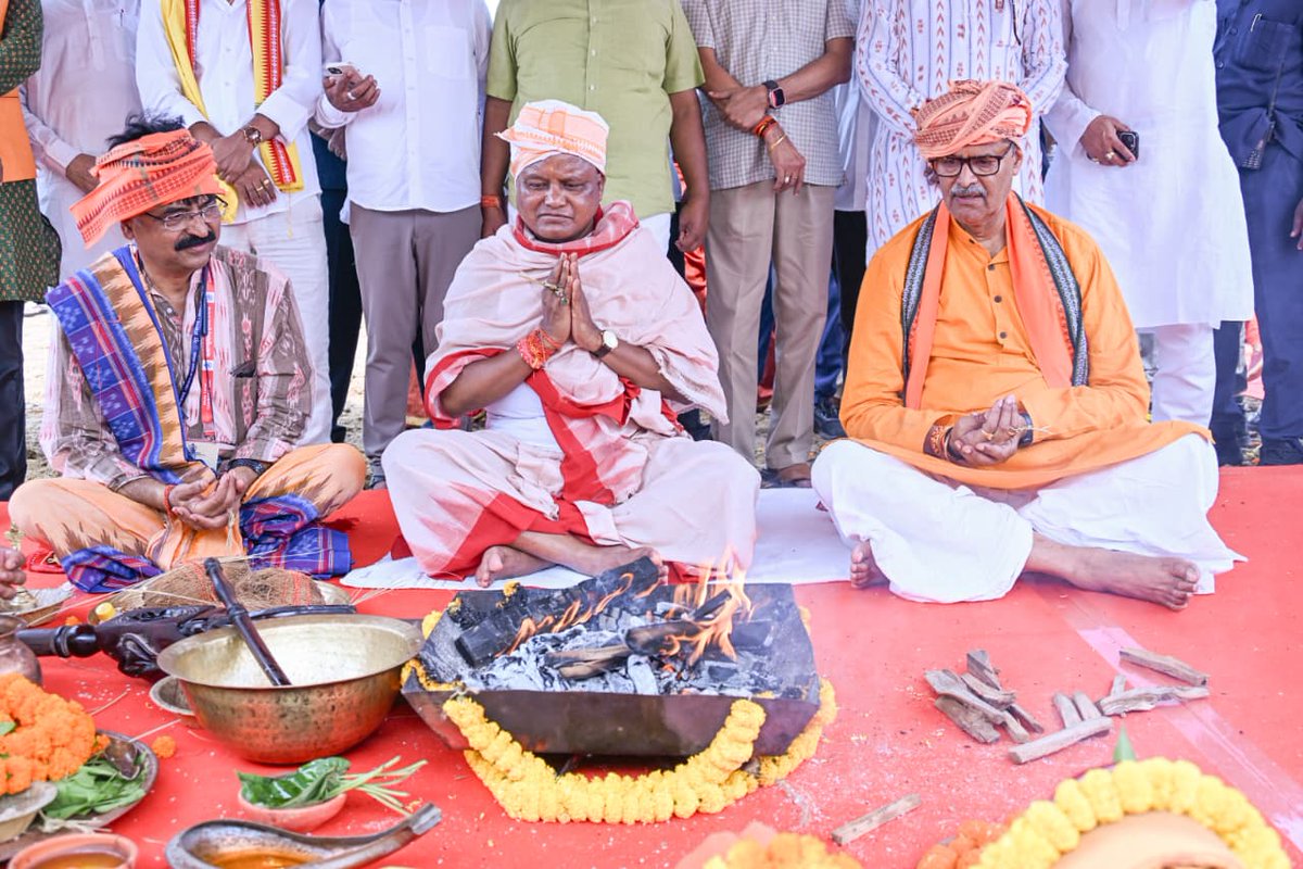 MohanForOdisha's tweet photo. ପବିତ୍ର ଅକ୍ଷୟ ତୃତୀୟା ଅବସରରେ ମାନ୍ୟବର ମୁଖ୍ୟମନ୍ତ୍ରୀ ଶ୍ରୀ @MohanMOdisha କଟକ ସ୍ଥିତ କେନ୍ଦ୍ରୀୟ ଧାନ ଗବେଷଣା କେନ୍ଦ୍ରଠାରେ ପୂଜାର୍ଚ୍ଚନା କରିବା ସହିତ ଅକ୍ଷି ମୁଠି ଅନୁକୂଳ କରିଛନ୍ତି। https://t.co/BiH2GAbmsz