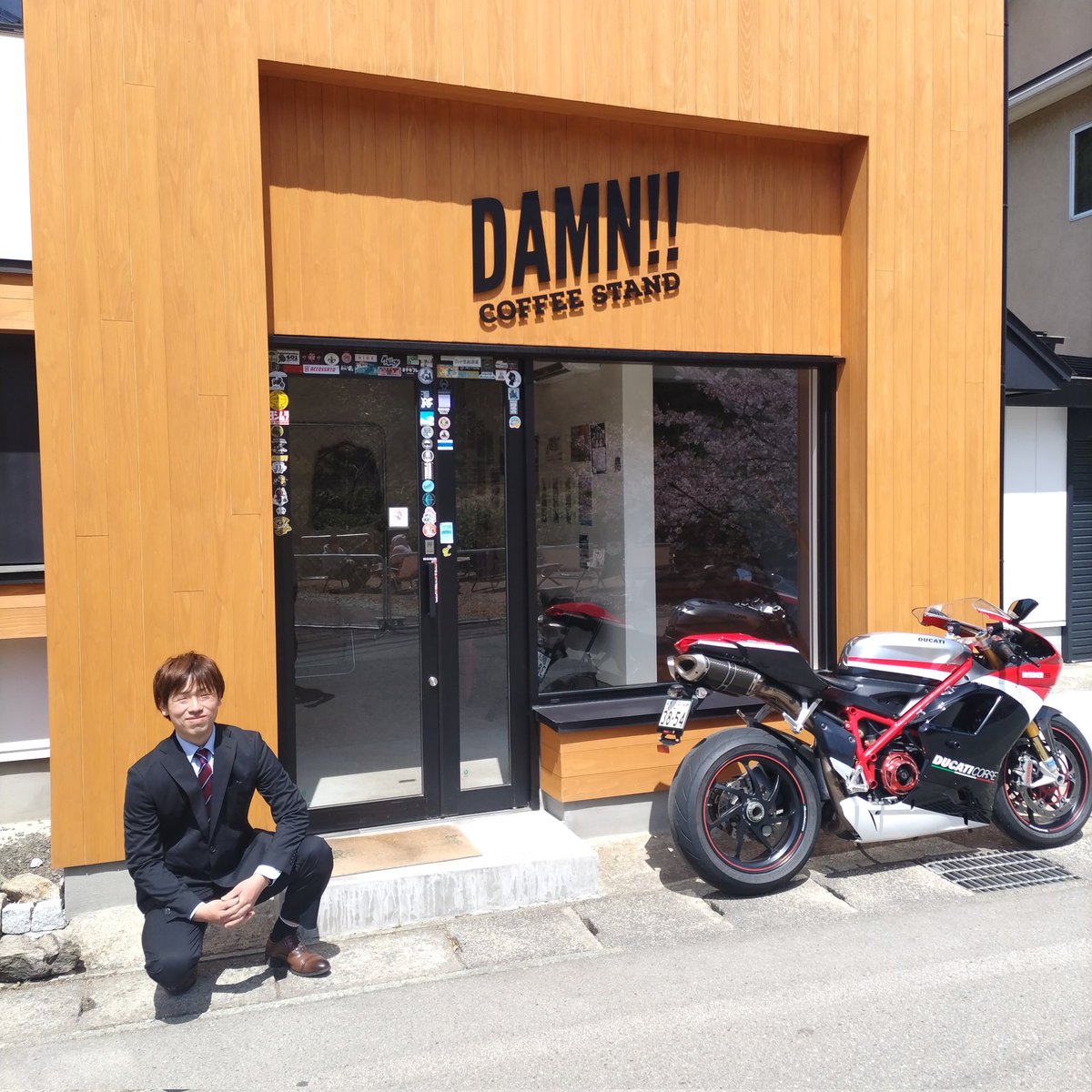 昨日はみのり君と宣伝活動!!
みのりフライヤーを貼ってくれたお店の皆さん　ありがとうございます😊
みのり君もきっと今週のSUGO全日本ロードST1000クラス　皆さんの期待にそえる
素晴らしい走りをしてくれるでしょう!