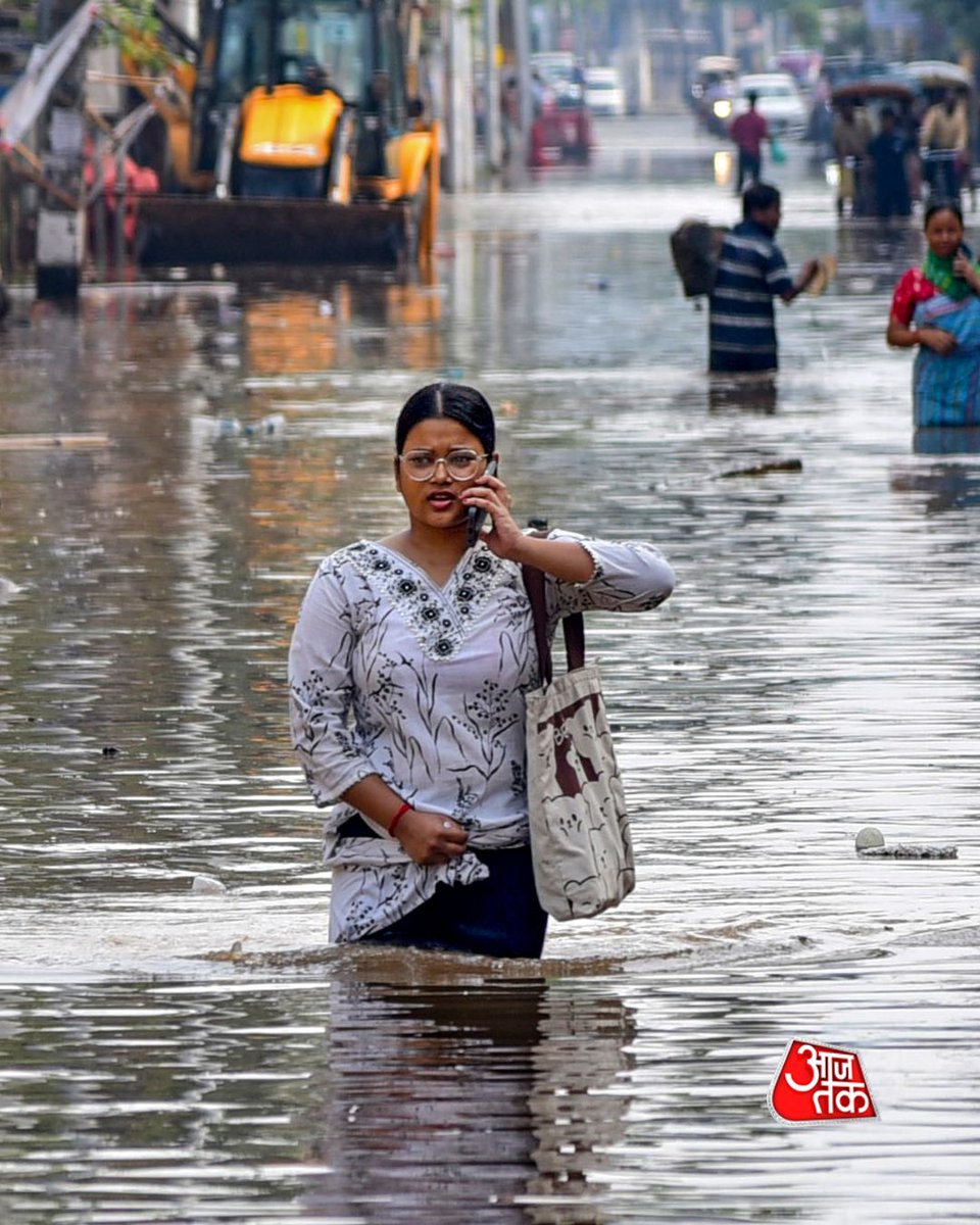 aajtak's tweet image. गुवाहाटी में बारिश के बाद पानी से भरी सड़कों के बीच रोज़मर्रा की ज़िंदगी का सफर जारी

#Guwahati #Assam #Rainfall #Waterlogging
#Monsoon #HeavyRain #ATPhotoBlog #AajTakSocial

[Guwahati rain, Assam waterlogging, heavy rainfall India, urban flooding Guwahati, Rajgarh area flooding,