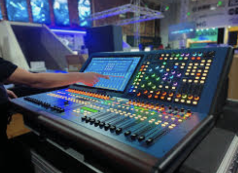 CMP_live's tweet photo. We’re pulling back the curtain on our AV setup—crystal-clear sound, precise lighting cues, and smooth hybrid streams that cut tech delays and boost engagement. See how decades of crew experience make shows stress-free. Watch now: https://t.co/FEmfuQczAp #EventProfs https://t.co/xdDK7KlVe3