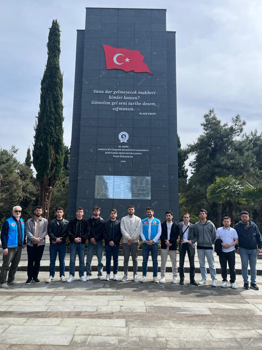 SamsunKYGM's tweet photo. Canik Erkek Öğrenci Yurdumuzun öğrencileri 14-20 Nisan Şehitler haftası münasebeti ile Samsun Asri ve Kıranköy şehitliklerini ziyaret etti. Kur'an-ı Kerim okundu ve kabirlere karanfil bırakıldı.
#GSBYurtları https://t.co/RQ5iMoz0YK