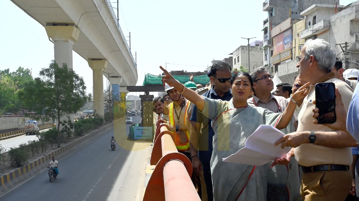 UNI_Photos's tweet image. In Photos | Delhi Chief Minister Rekha Gupta inspects ongoing DMRC and PWD project works during a visit to Azadpur in Delhi.

📸: Ranjan Dimri / UNI

@CMODelhi | @gupta_rekha | #Delhi | #DMRC | #PWD | #UNI