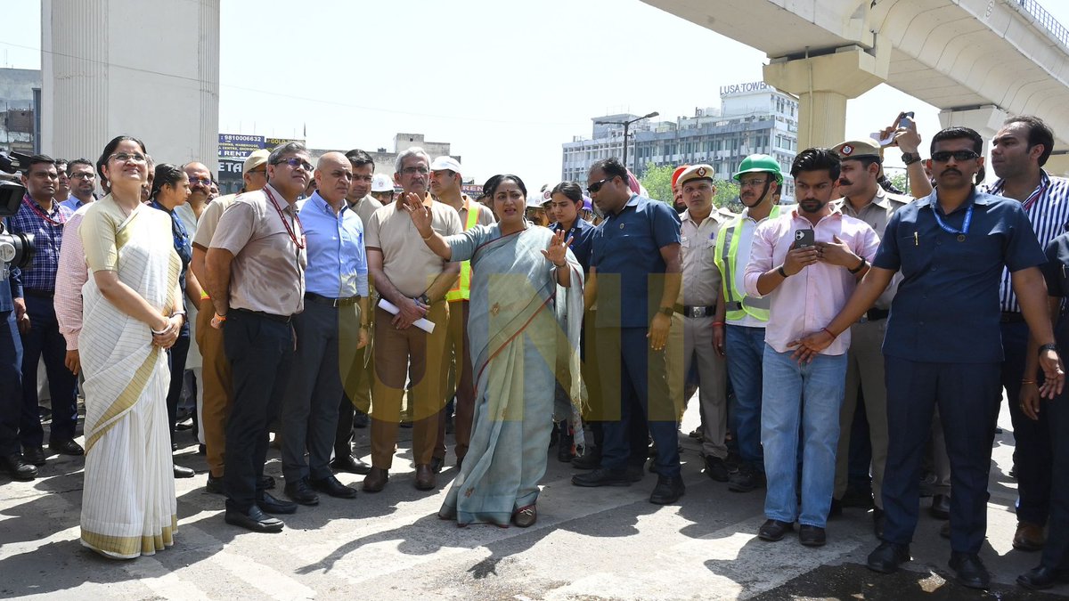 UNI_Photos's tweet image. In Photos | Delhi Chief Minister Rekha Gupta inspects ongoing DMRC and PWD project works during a visit to Azadpur in Delhi.

📸: Ranjan Dimri / UNI

@CMODelhi | @gupta_rekha | #Delhi | #DMRC | #PWD | #UNI