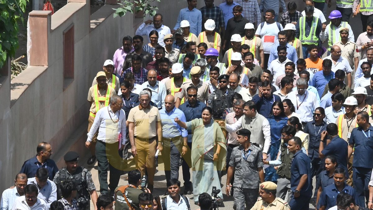 UNI_Photos's tweet image. In Photos | Delhi Chief Minister Rekha Gupta inspects ongoing DMRC and PWD project works during a visit to Azadpur in Delhi.

📸: Ranjan Dimri / UNI

@CMODelhi | @gupta_rekha | #Delhi | #DMRC | #PWD | #UNI