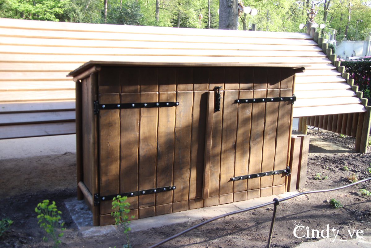 cindy_ve's tweet image. Bij #Fabula is een bekisting over een stroomkast geplaatst en is de tekst bij de betaalzuil aangepast de tekst we helpen u graag verder bij de #SavanneBar is weg gehaald #Efteling