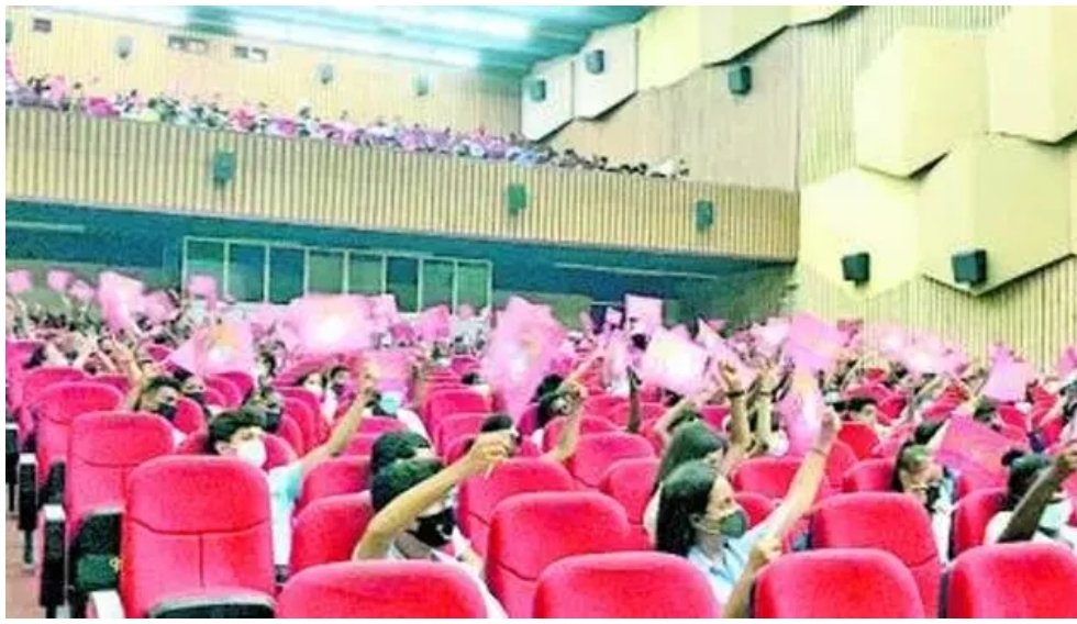 STEPV_Iv's tweet image. 'MICE Cuba: cinema educatiu que uneix pobles i transforma mirades', article de Vicent Maurí.

levante-emv.com/opinion/2026/0…

#CinemaEducatiu

#MICE

@IntersindicalV 
@VicentMauri 
@levante_emv 
@CubaMice 
@micefestival