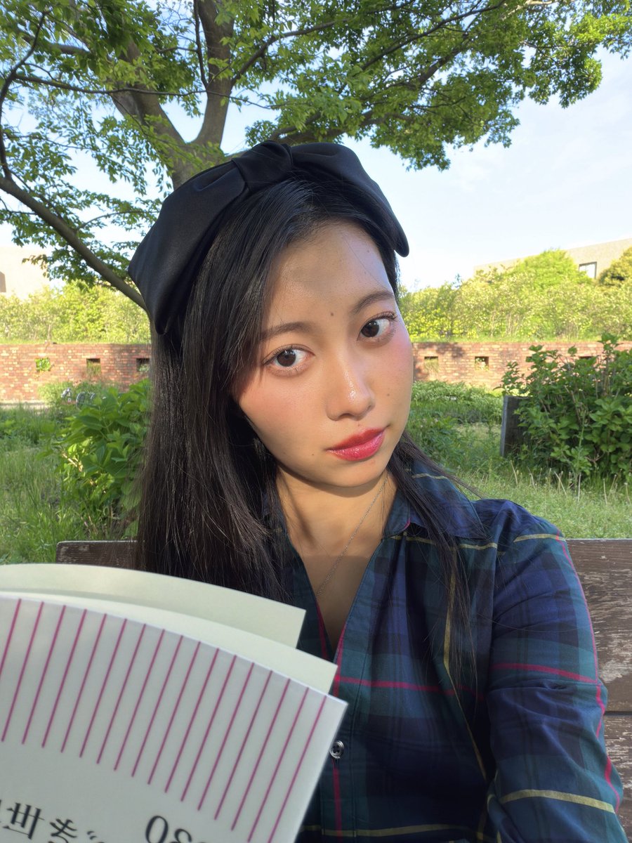 YUKA_kbys's tweet image. KUISガーデンでこの時期の読書は最高🌸
 #神田外語大学 #kuis